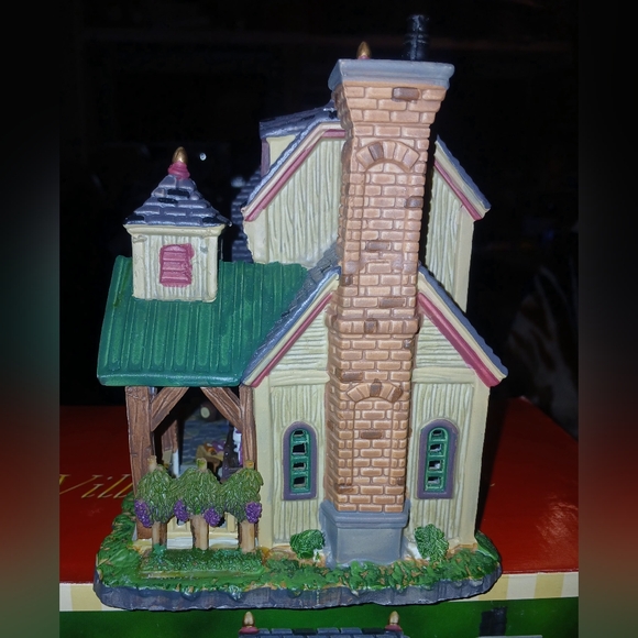 Lemax Lighted Winery Building - Green, Red, and Brown - Picture 3 of 9